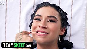 واو، أخت زوجة أب صغيرة لطيفة 18+ تسمح لي أشق كسها الضيق في لعبة جنس مخاطرة!