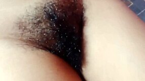 Desi Indian teen shows off amazing pussy and boobs in steamy indoor clip.