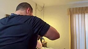 שחורה ביתית סוטה מתקשרת לבעל כשהיא כפופה בחדר שינה