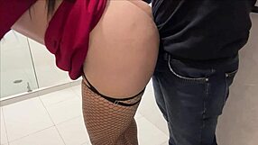 Sexo en el bano de la oficina con secretaria alta y culona termina en creampie cremoso