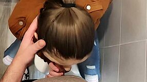 金发女友在大学浴室隔间里口交