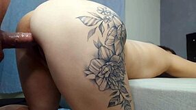 žena vara moža s prijateljem v grobem seksu brez kondoma