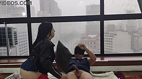 Gostosa fodendo na janela para todo mundo assistir kitty big ass