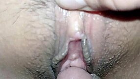 Mi linda hermanastra virgen se deja tocar tan fácil. Le gusta sentir mis manos explorándola.