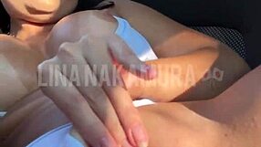 blogueira asiática flagrada pelo segurança tocando uma no estacionamento a safada deu a bucetinha sem camisinha pro desconhecido em público