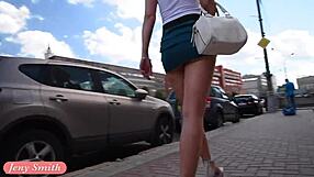 เจนี่ สมิธ โชว์ตูดเด้งในกระโปรงยกกลางแจ้งแอบถ่าย