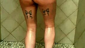 gran culo se mueve en la ducha