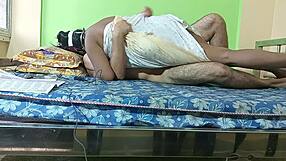 Indijska služabnica Sibani uživa intimno z lastnikom