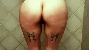 gran culo se mueve en la ducha