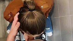 金发女友在大学浴室隔间里口交