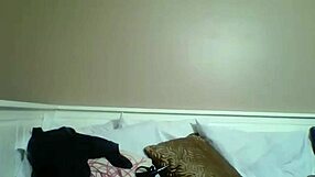 Maxine X tunkee jättidildon syvälle märkään aasialaispillsuunsa