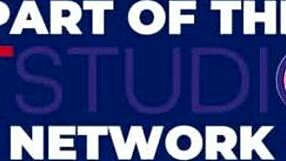 18+ fiatal diák fehérneműben ad szopós utasításokat