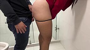 Sexo en el bano de la oficina con secretaria alta y culona termina en creampie cremoso