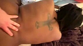 Jalang Ebony Homemade Nelpon Suami Sambil Jongkok di Kamar