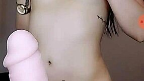 gostosa performs on webcam