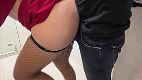 Sexo en el bano de la oficina con secretaria alta y culona termina en creampie cremoso