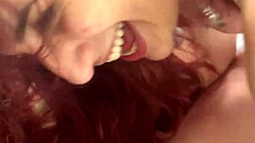 To seje 18+ blondiner skifter på at ride lærerens store pik i hjemmelavet 3some