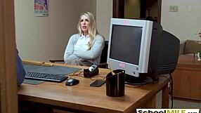 Lepa mačeha Joslyn Jane pojebe ravnatelja sina za izogib izključitvi