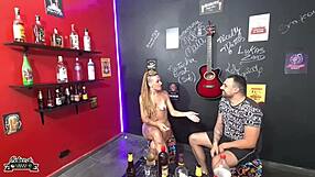 Corno Assiste Casada Liberal Leva Pau E Tapa Na Bunda No Boteco