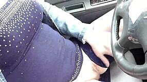 섹시한 밀프 프리나, 차 세우고 젖은 보지 손가락으로 강한 오르가즘