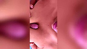 la encuentro viendo porno y no resisto una paja con sus tetas enormes