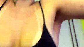 na academia do pr�dio q eu moro os moradores passando e olhando minha buceta molhada e os bicos dos meios peitos durinhos