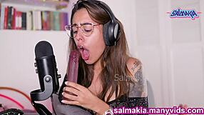 Volim da sisam i ližem različite dildo za tebe - salmakia