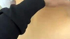 Latina kutyapózban lehajolva, nagy fasz kihúzza a spermát punciából, ő lenyeli