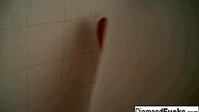 Η Diamond βρέχεται και αγριεύει κάτω από το ντους