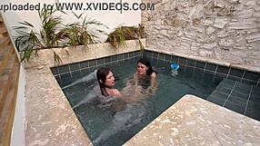 Jeg ser to hot latina lesber onanere i offentligt pool frygter opdagelse