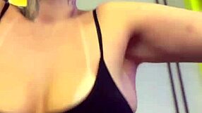 na academia do pr�dio q eu moro os moradores passando e olhando minha buceta molhada e os bicos dos meios peitos durinhos