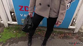 Zmrożona blond sekretarka z zajebistym ciałem i cyckami daje się namówić na ruch z nieznajomym w taksówce