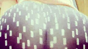 Blondă bombă arată țâțele mari naturale și curu sexy în legging-uri strâmte