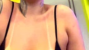 na academia do pr�dio q eu moro os moradores passando e olhando minha buceta molhada e os bicos dos meios peitos durinhos