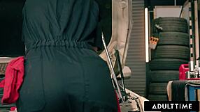 哇！大奶Octavia Red被PAWG Tommy King用假阳具操！