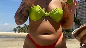 Casada chamando atenção na praia com biquíni socado