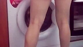 encuentro a mi suegra en la cocina con ropa sexi y termino follandomela