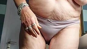 Oma Neukt Kut Met Komkommer