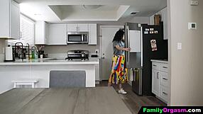 Oh god, stepdaughter kneels and blows stepdad in family orgasm!