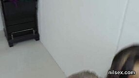 Foxy Kitten kestää syvän kurkun ja anaali-porauksen