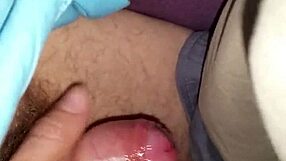 Žena daje šaku, vodi do svršavanja