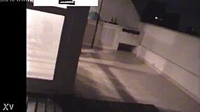 Sneglutter fra fest men opdaget kneppende på penthouse-altanen