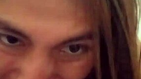 La chica trans gime fuerte durante sesión anal hardcore y follada en el culo