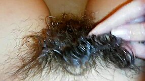 Oletko nähnyt karvaisen puskan veden alla superfetissi-pilluvideossa?