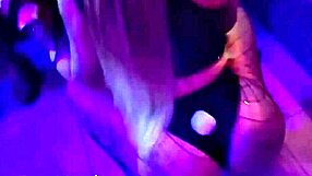 milf gostosa da bunda grande transa com boy no meio da balada 😍