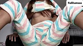 Stifar, stop! Rør ikke min fisse og små patter i close-up