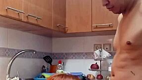 encuentro a mi suegra en la cocina con ropa sexi y termino follandomela