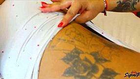 Sipnplay show features lesbian vixan v milking