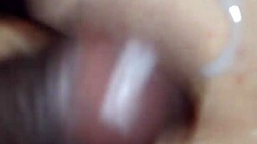 V tejto interrasovej scéne biela suka dostáva doggystyle od obrovského penisu a končí cumshotom