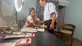 doctorul extrage spermă de la fratele vitreg, masturbează pacienta cu țâțe mari